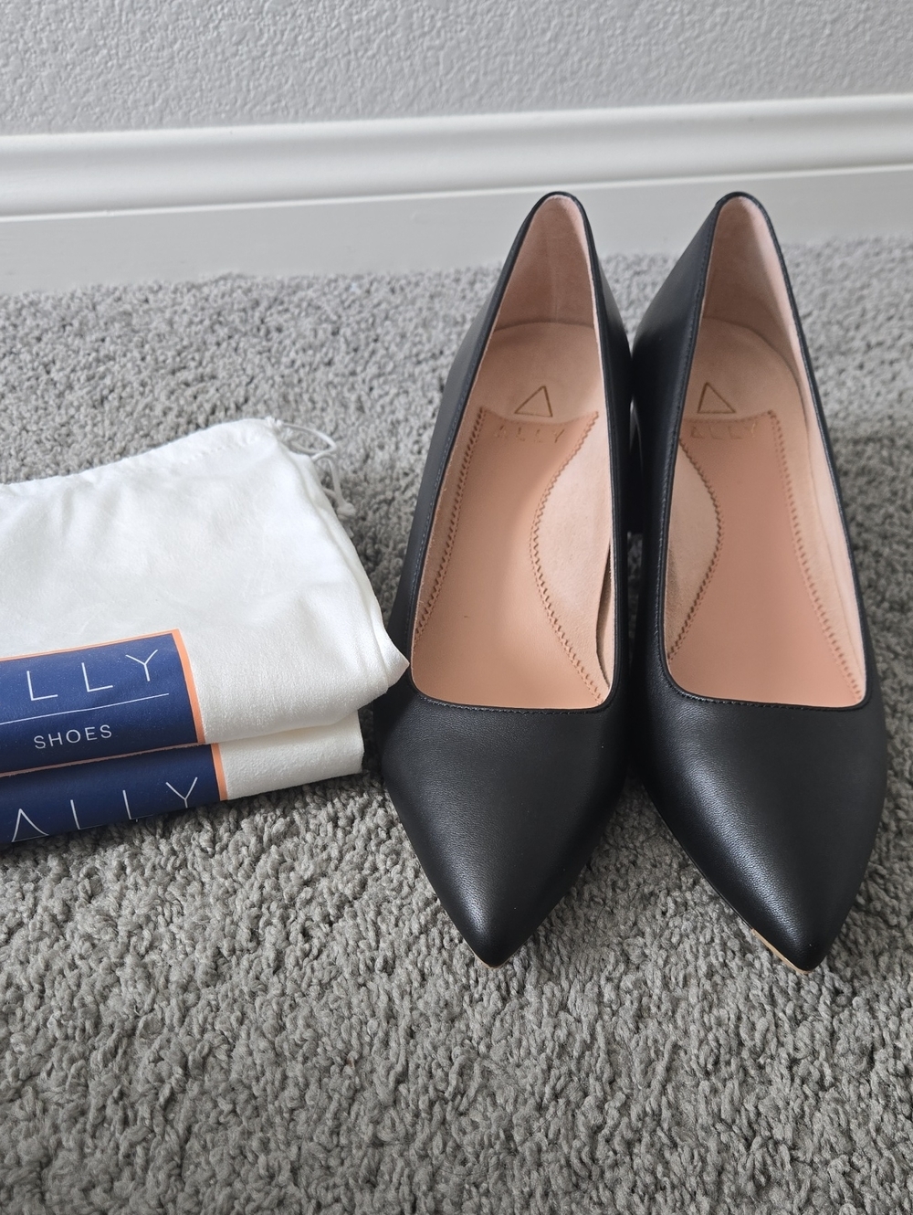NWOT ALLY shoes - Women’s Black Pointed-Toe Leather Pumps Size 39.5 narrow